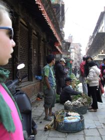 53_BILD0174 - Durbar Square, Händler vor Tempeln.JPG