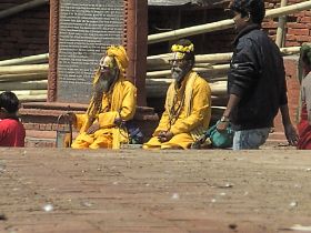 59_BILD0181 - Durbar Square, Asketen - heilige Männer in gelb.JPG