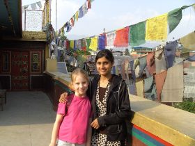 78_BILD0218 - Alissa und Promila in Budhanilkanta.JPG